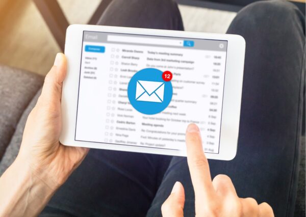 Crafting Email Masterpieces: Hellobar and MailChimp Synergy